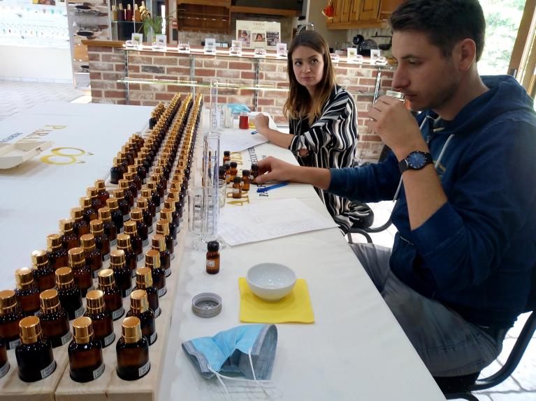 Atelier de Création de Parfum en Duo à la Parfumerie ÔÔ Paradis des Sens à Walcourt