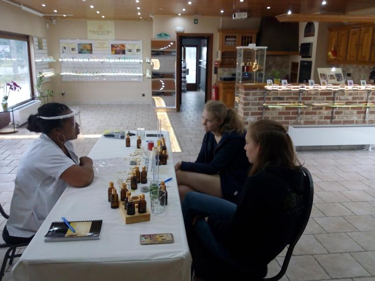Atelier de Création d'un Parfum Soliflore à la Parfumerie ÔÔ Paradis des Sens Namur Province