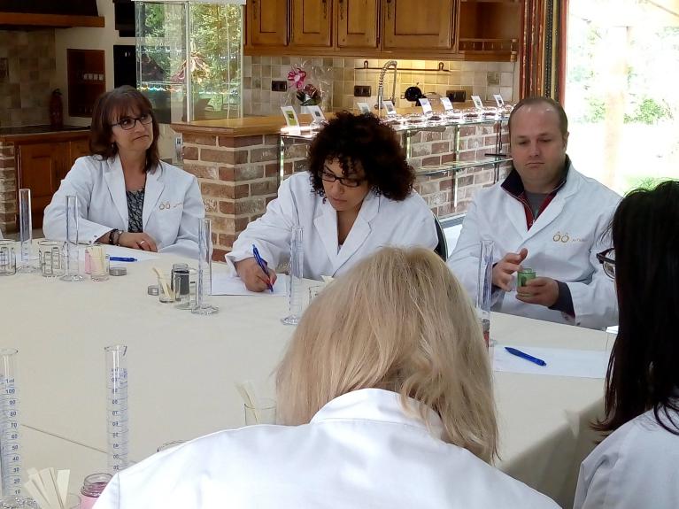 Team Building original invitant les participants à créer un magnifique Parfum à la Parfumerie ÔÔ Paradis des Sens à Walcourt en Belgique