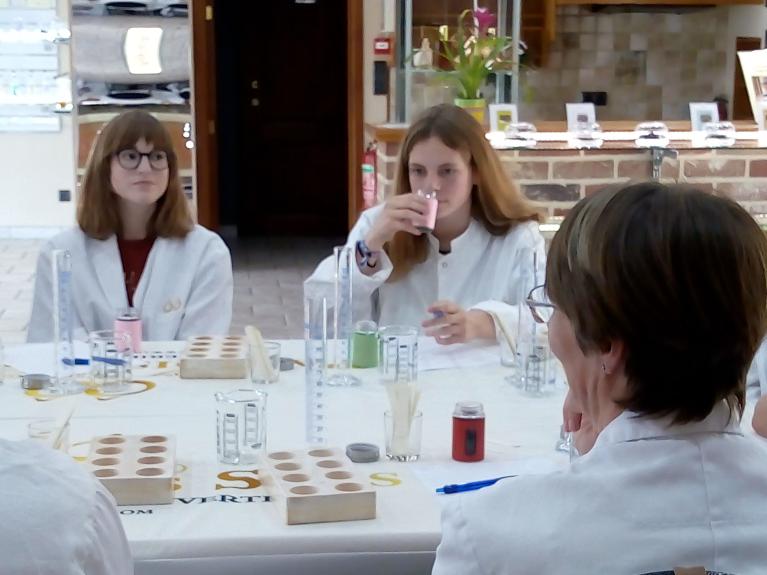 Atelier intergénérationnel pour créer son parfum soi-même à la Parfumerie ÔÔ Paradis des Sens à Walcourt