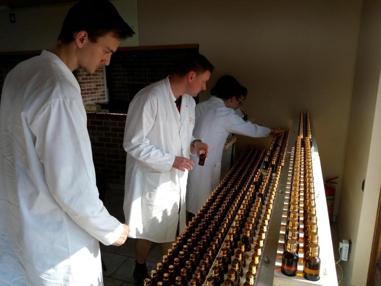 Créer soi-même son propre parfum, une activité ludique ouverte à toutes les générations !