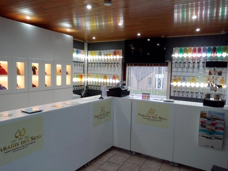 ÔÔ Paradis des Sens est une parfumerie innovante qui vous émerveillera le tout présenté par une équipe de Parfumeurs professionnels passionnés ! 