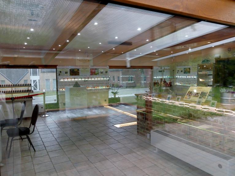 La Parfumerie ÔÔ Paradis des Sens offre un cadre innovant et un accueil chaleureuxà ses visiteurs et aux participants à ses Ateliers de Parfums durant lesquels chacun crée son parfum personnel à Walcourt