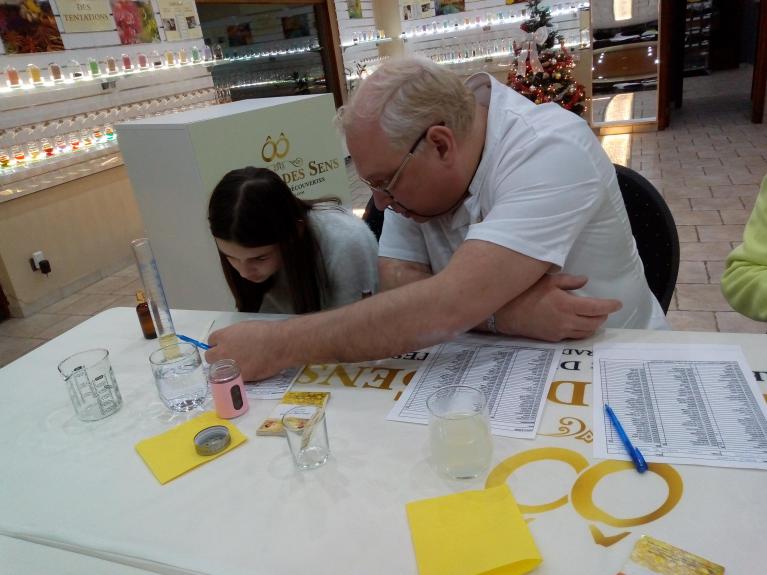 Apprendre la Parfumerie avec un passionné à la Parfumerie ÔÔ Paradis des Sens à Walcourt 