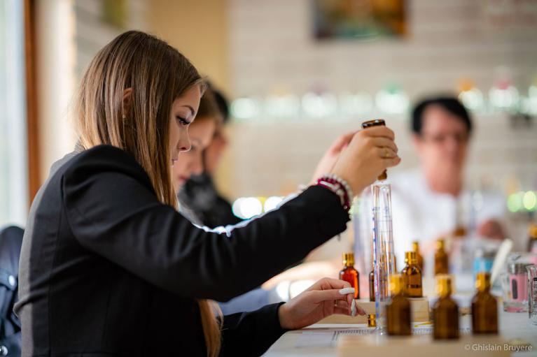 Créer soi-même son Parfum est une expérience sensorielle INOUBLIABLE à vivre au moins une fois dans sa vie ... chez ÔÔ Paradis des Sens les patrons vous feront découvrir leur Passion avec amour et chaleur !