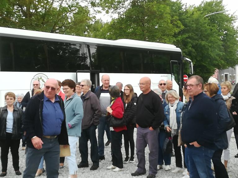 Autocars, voitures, motos et motorhomes sont les bienvenus à la Parfumerie ÔÔ Paradis des Sens à Walcourt, Belgique