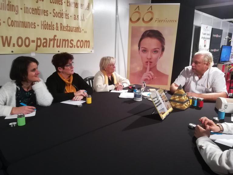 Ateliers didactiques autour des Parfums sur des Salons nationaux &#38; Foires internationales tel est une des activités phares de la Parfumerie ÔÔ Paradis des Sens