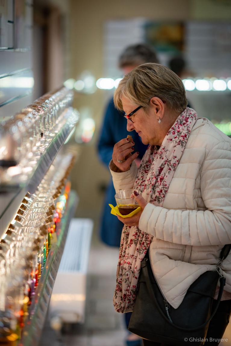 Un Mur des Tentations remplis de fragrances les plus étonnantes les unes que les autres raviront les visiteurs de la Parfumerie ÔÔ Paradis des Sens à Walcourt 5650