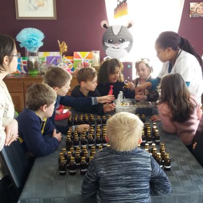 Anniversaire à domicile -Les enfants vont créer un Parfum tous ensemble